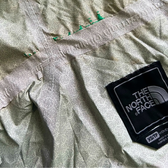 SOLD Bright Green Northface Rainjacket/Shell - Picture 6 of 8